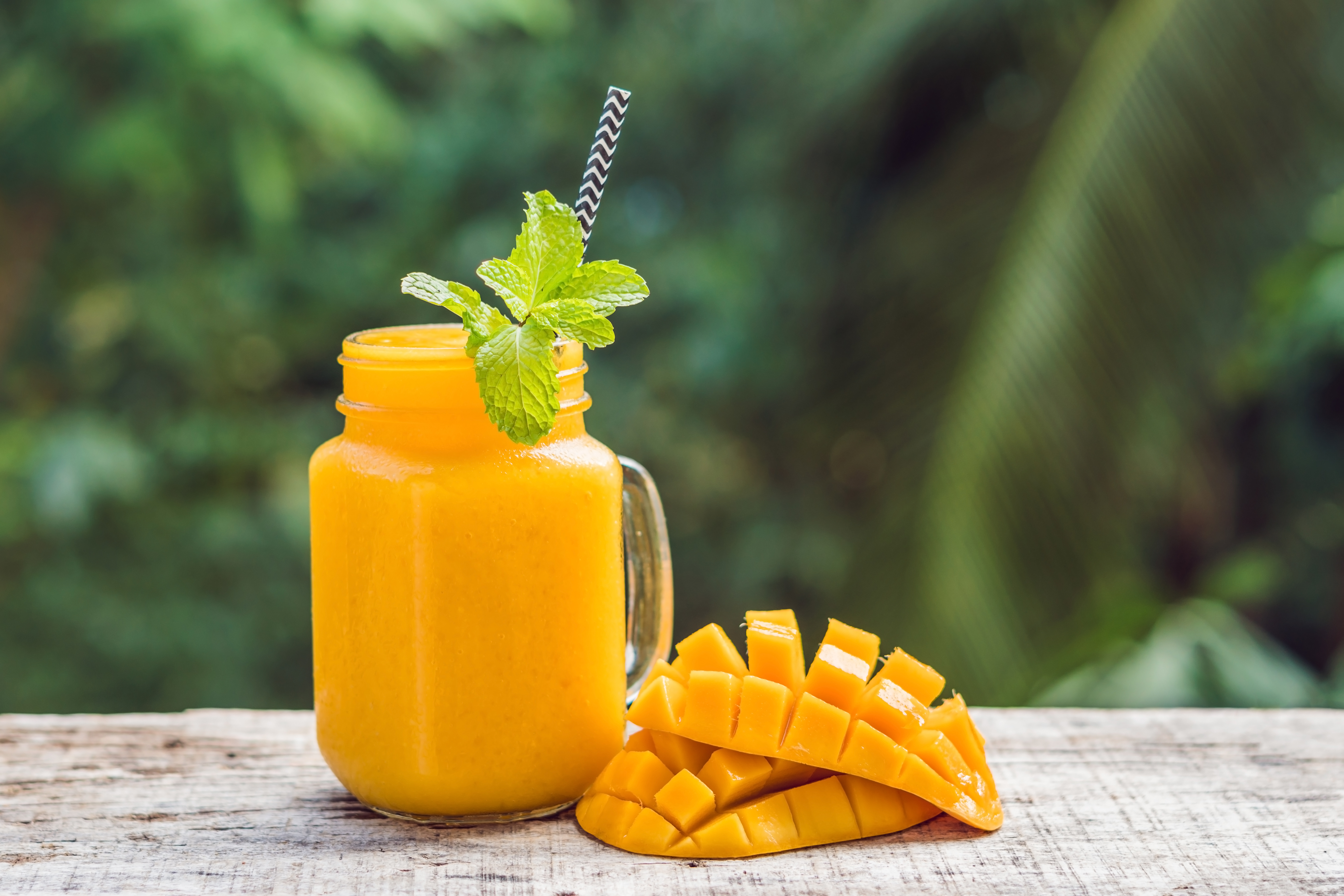 Mango juice. Манго Шейк. Смузи манго маракуйя. Манговый сок Египет. Смузи манго Шейк.